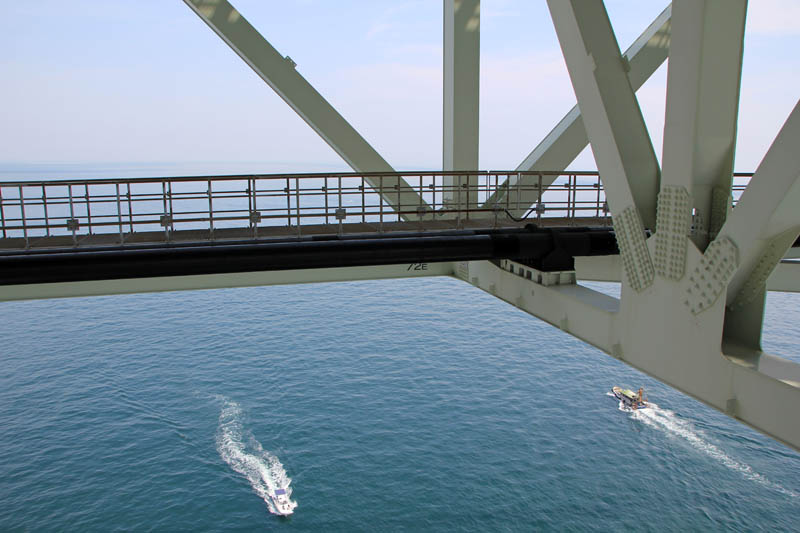 明石海峡大橋から見下ろす海