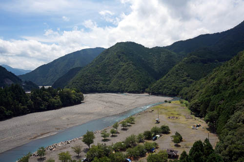 谷瀬の吊橋から望む熊野川