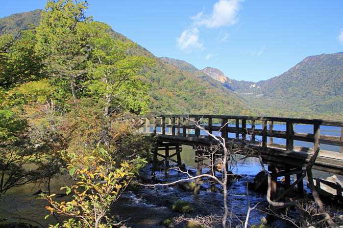 湯ノ湖に架かる橋