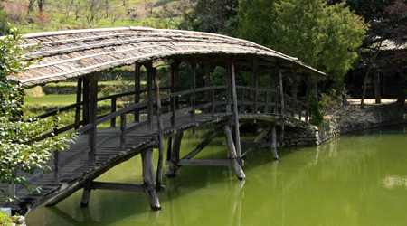 弓削神社の屋根つき橋