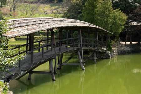 弓削神社の屋根付き橋