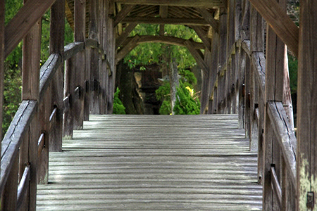 弓削神社の屋根付き橋
