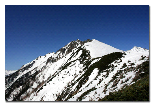 雪の西穂高岳と前穂高岳