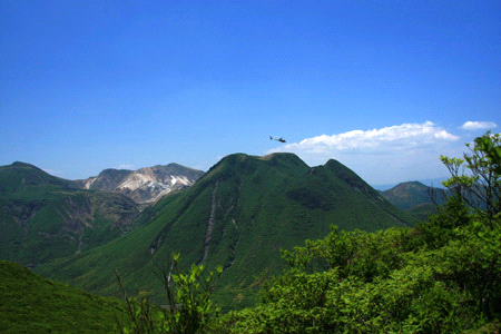 三俣山とヘリコプター
