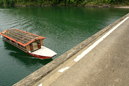 三里沈下橋と屋形船