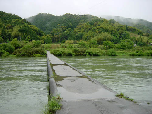 大雨の三里沈下橋