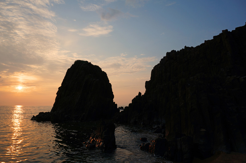立岩と夕日