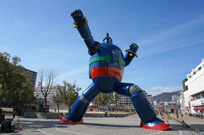 実物大・鉄人28号モニュメント【神戸新長田駅】 – トラベリングナビ