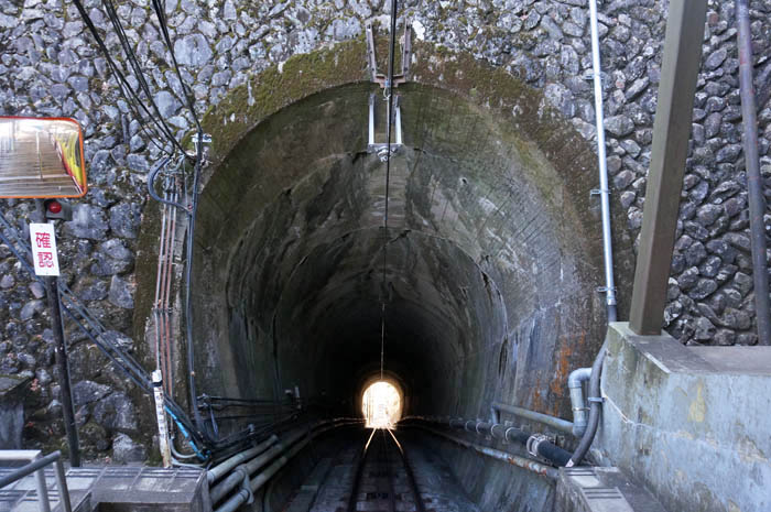 高尾山ケーブルカートンネル