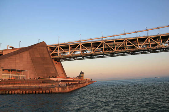 夕景の明石海峡大橋