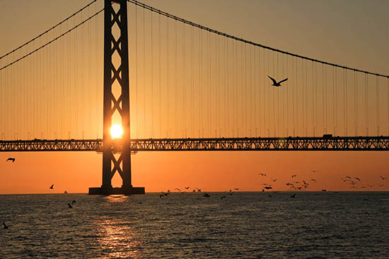 夕日の明石海峡大橋
