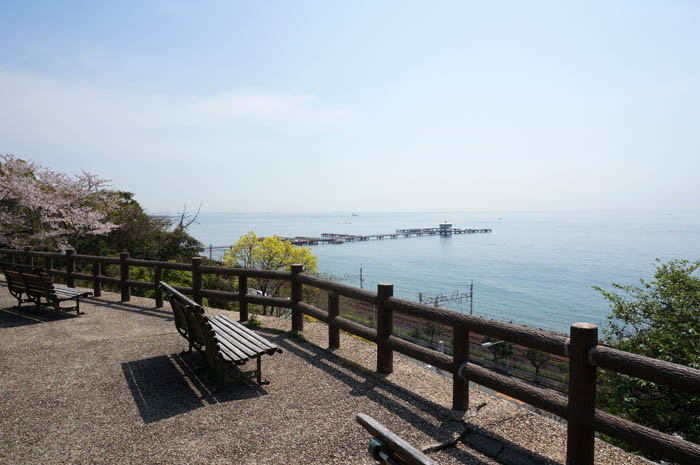 須磨浦公園海を見下ろすベンチ