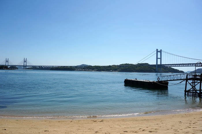 瀬戸大橋を望むビーチ