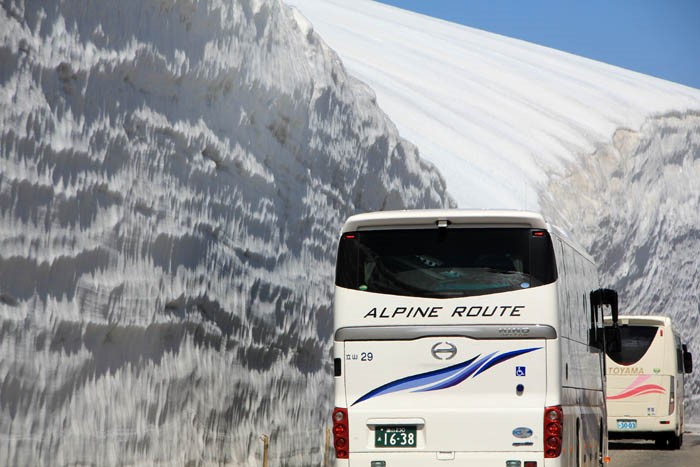 雪の大谷と立山高原バス