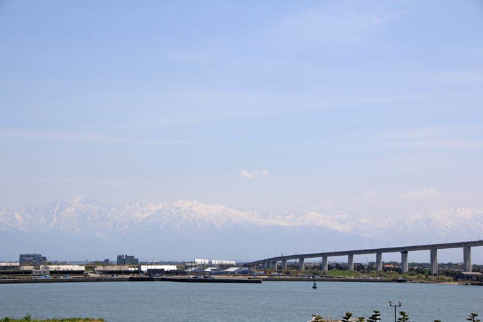 新湊大橋と立山連峰