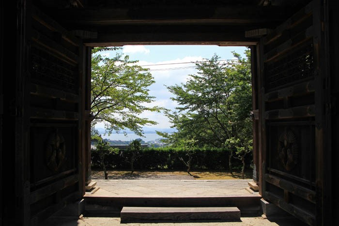 西教寺唐門からの琵琶湖