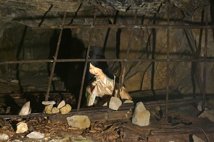 鬼ヶ島大洞窟監禁室の女性
