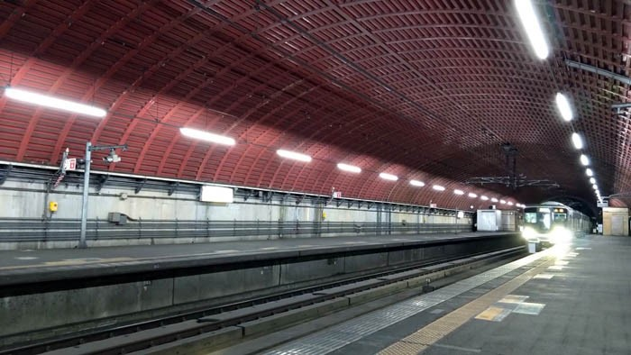 トンネルの中の駅