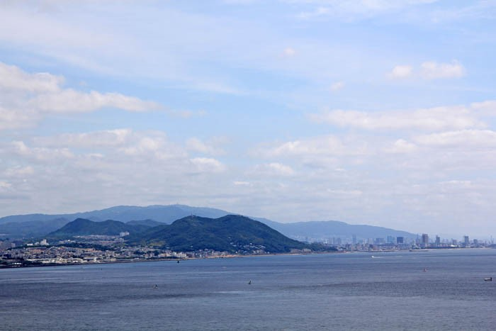 淡路島からの神戸と六甲山