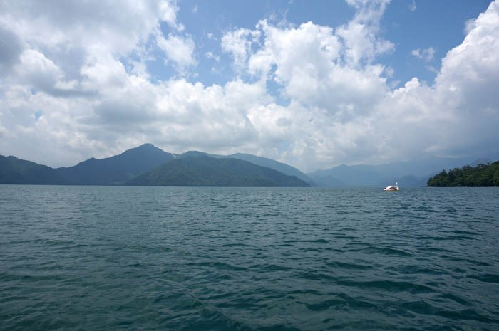 中禅寺湖とスワンボート