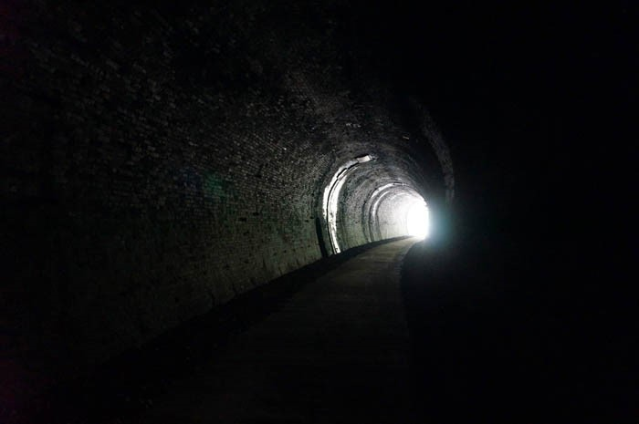 暗闇の6号トンネル