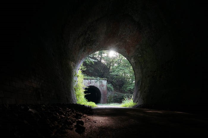朝日に照らされるアプトの道8号トンネル