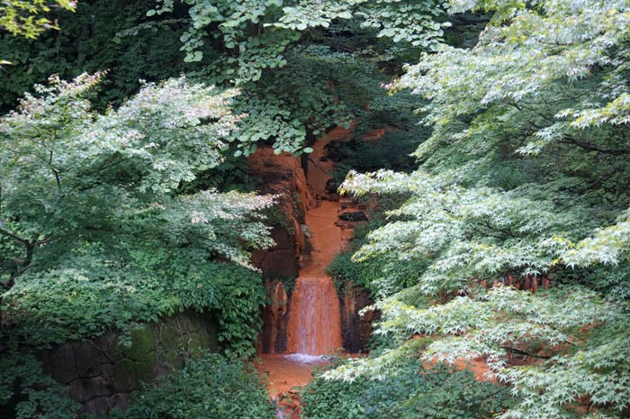 伊香保温泉の茶色い川