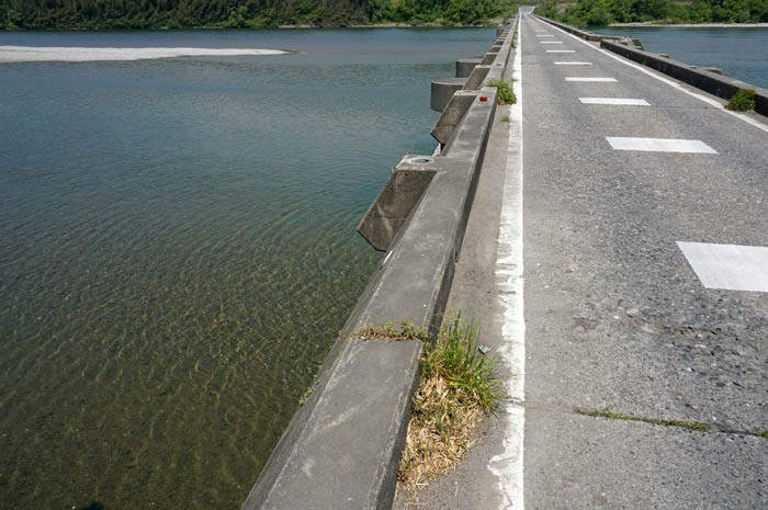 脇町潜水橋と吉野川の清流