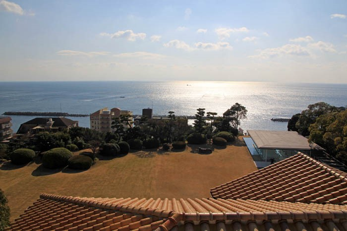 ジェームス邸展望塔からの海と庭の絶景