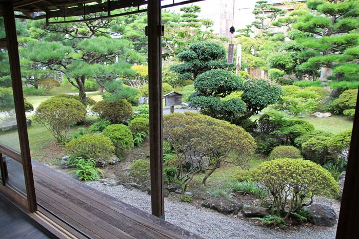 賓日館からの日本庭園