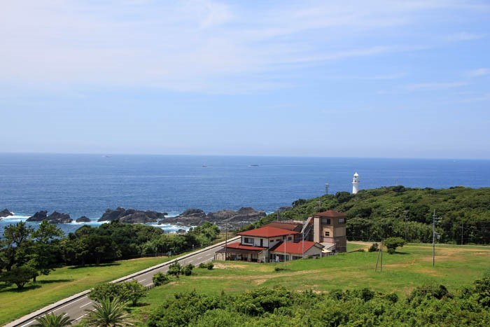 潮岬観光タワーからの潮岬灯台