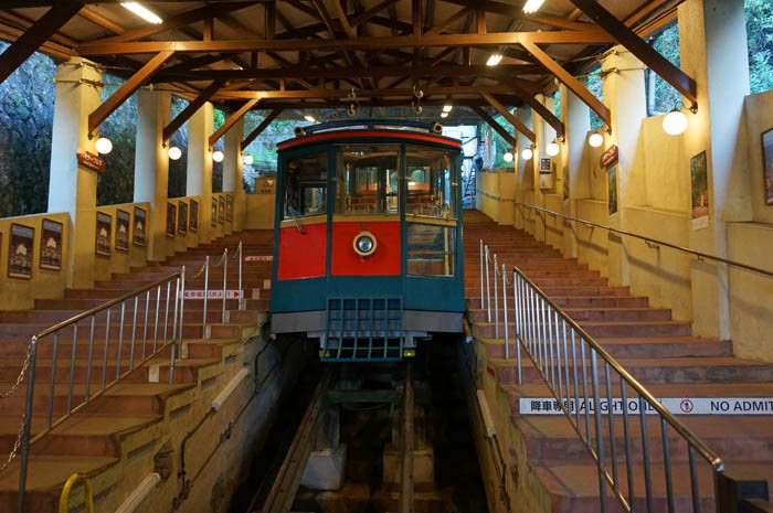 六甲ケーブル下駅プラットホーム