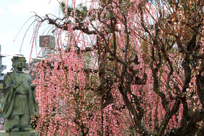 梅と菅原道真公像