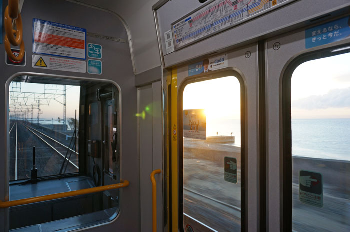 電車から見る須磨海岸の初日の出