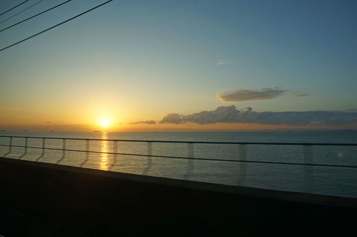 電車から拝む須磨浦の初日の出