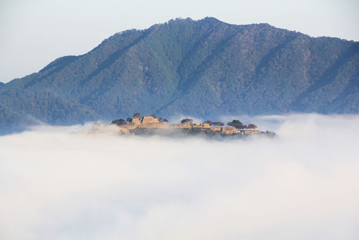 雲海から現れた竹田城